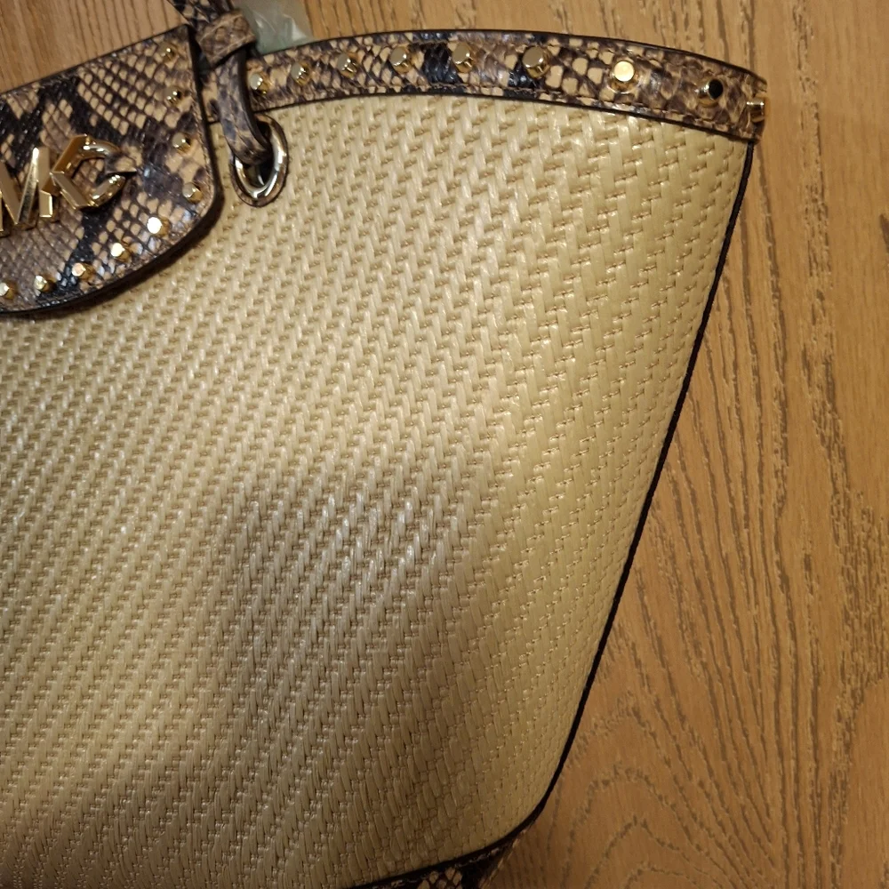 Michael Kors Izzy Meduim Fan Straw Tote - Picture 4 of 16